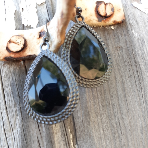 Jewelry - Black gemstone earring in gunmetal setting. Zinc Alloy for sensitive ears!